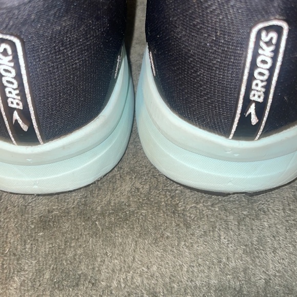 Brooks - Picture 3 of 7